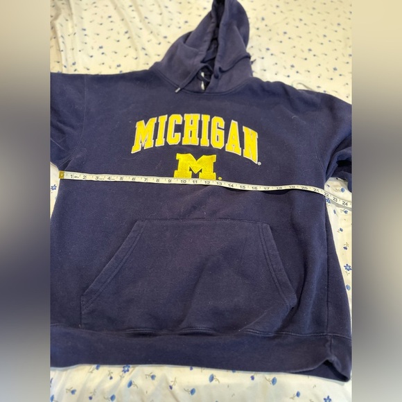 Unisex Sz: Large University of Michigan Wolverine’s Embroidered Logo hoodie. - Picture 3 of 9